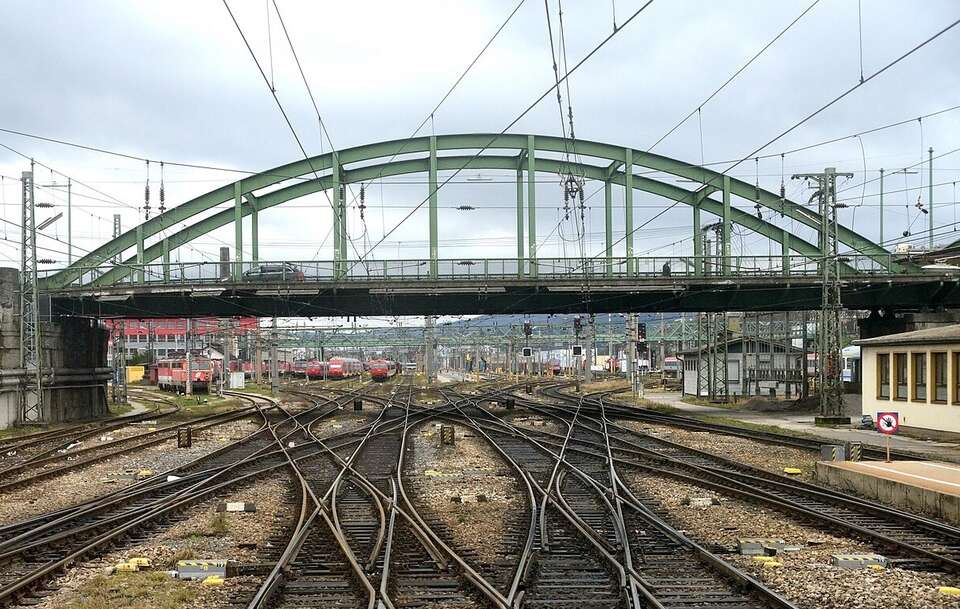 Westbahnhof / autor: Linie29, CC BY-SA 4.0 <https://creativecommons.org/licenses/by-sa/4.0>, via Wikimedia Commons