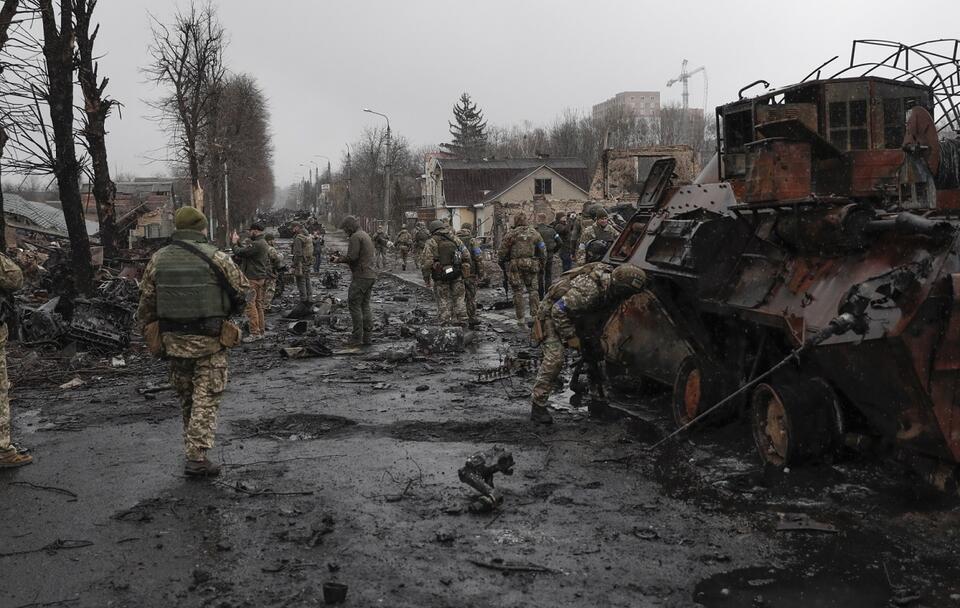 Ukraińscy żołnierze dokonują inspekcji zniszczonego sprzętu wojskowego Rosjan / autor: PAP/EPA/ATEF SAFADI
