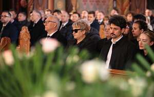 Najbliżsi śp. Łukasza Litewki podczas pogrzebowej Mszy Świętej / autor: PAP/Jarek Praszkiewicz