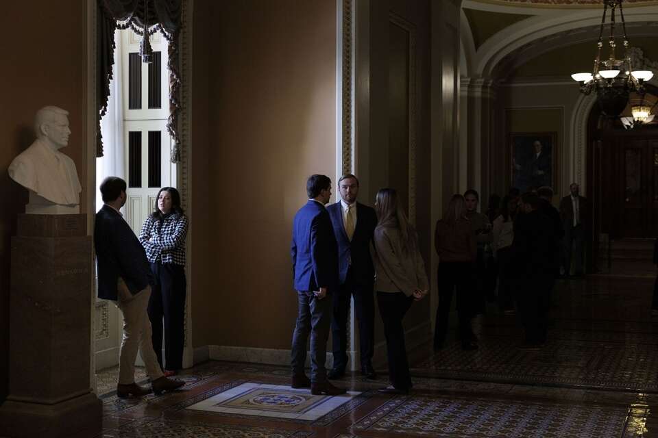 Na zdjęciu dziennikarze oczekujący na decyzję  Senatu USA ws. budżetu / autor: 	PAP/EPA