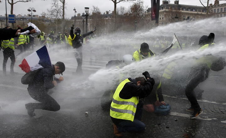 Paryż/zamieszki / autor: PAP/EPA/YOAN VALAT