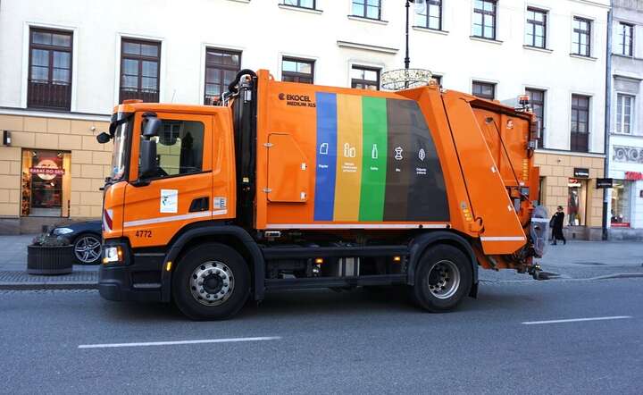 Gminy przerzucą wzrost kosztów śmieciowych na mieszkańców. Nz. śmieciarka w Warszawie / autor: Fratria / MK