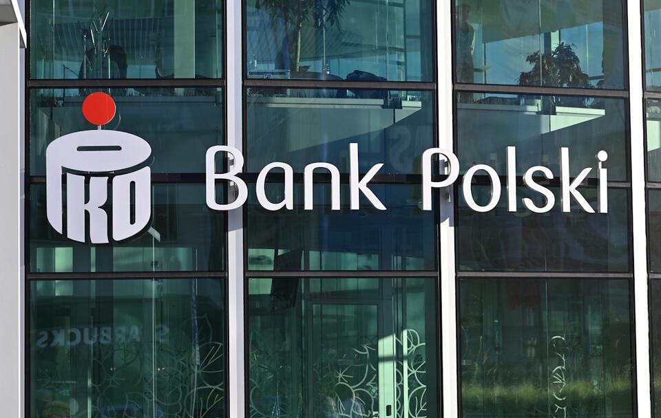 logo banku PKO BP, szklana konstrukcja budynku oddzialu tzw. Rotunda, rondo Dmowskiego / autor: Fratria