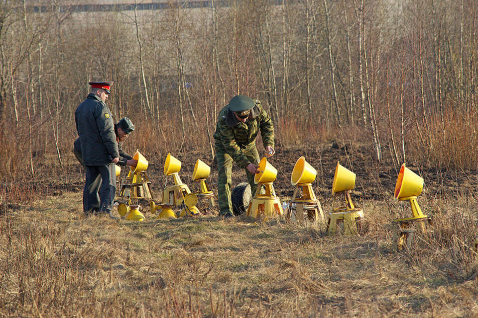 Rosjanie wymieniają żarówki w Smoleńsku kilka dni po 10/04. Fot. Wikipedia Creative Commons 3.0/ Serge Serebro, Vitebsk Popular News