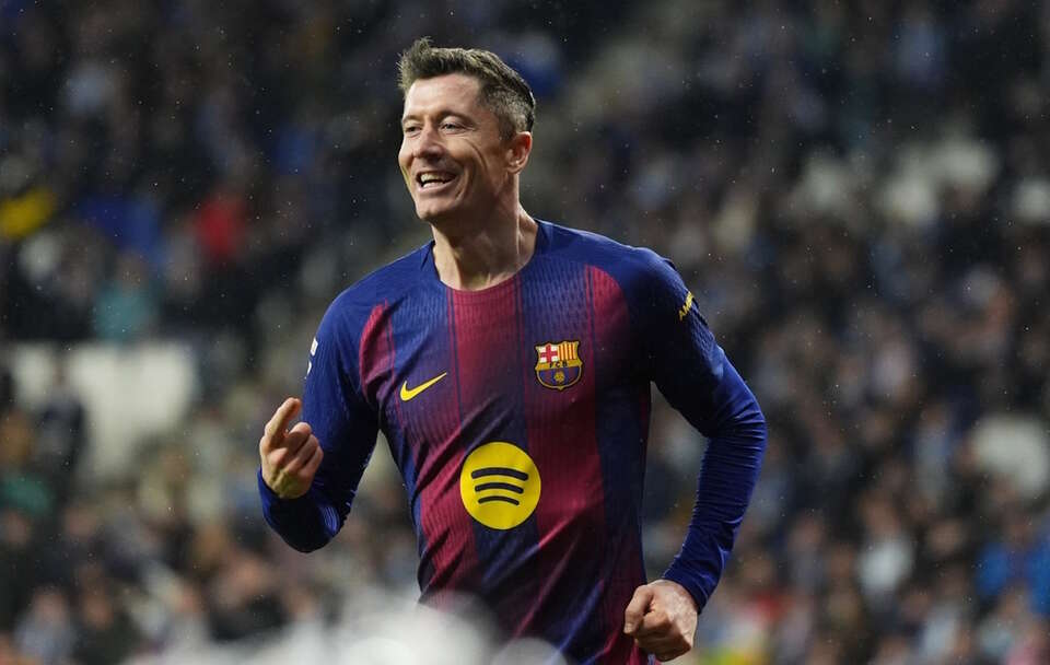  Robert Lewandowski - obecnie napastnik Barcelony i kapitan reprezentacji Polski -  Piłkarzem Roku w plebiscycie katowickiego "Sportu". / autor: PAP/EPA/Siu Wu