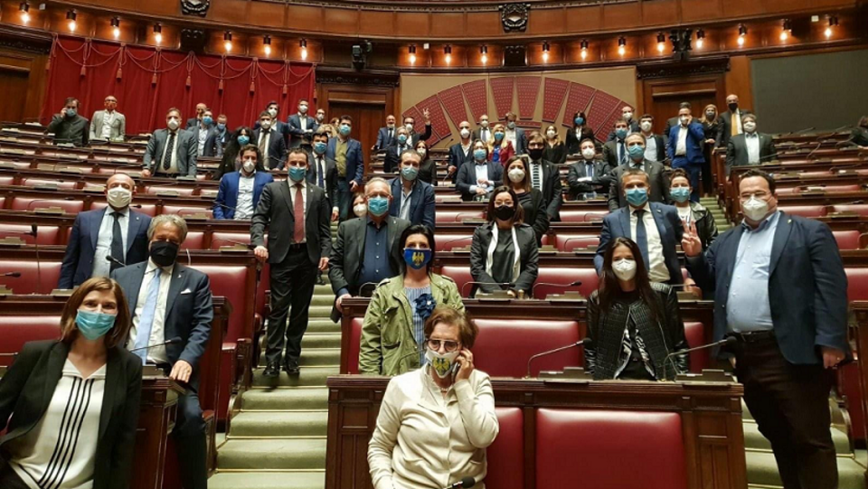 74 parlamentarzystów włoskiej Ligi okupuje parlament  / autor: Matteo Salvini/Twitter