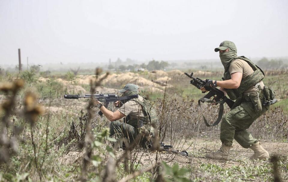 Rosyjscy żołnierze w obwodzie chersońskim  / autor: PAP/EPA/RUSSIAN DEFENCE MINISTRY PRESS SERVICE HANDOUT