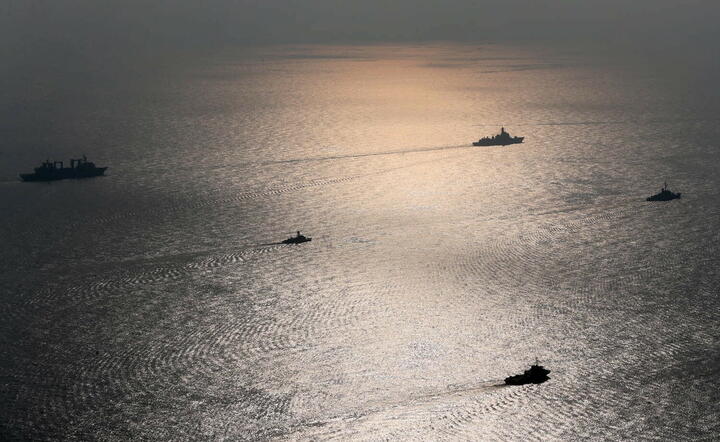 okręty podczas wspólnych manewrów Rosji, Iranu i Chin na Oceanie Indyjskim / autor: fotoserwis PAP