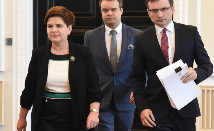 Premier Beata Szydło, rzecznik rządu Rafał Bochenek i minister sprawiedliwości Zbigniew Ziobro, fot. PAP/ Radek Pietruszka