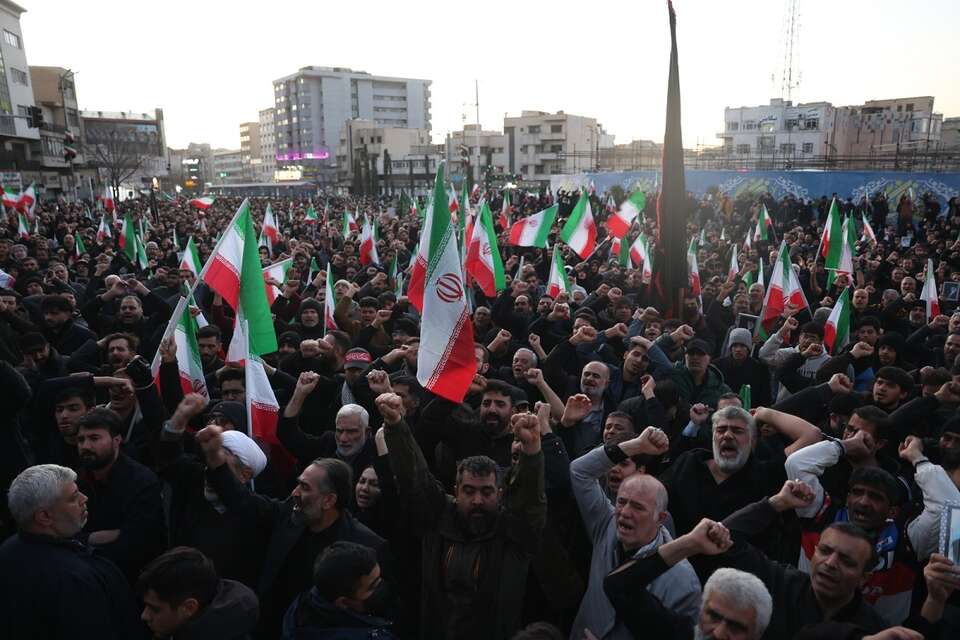 Tłumy Irańczyków zgromadziły się na placu Enqelab w Teheranie po wiadomości o śmierci najwyższego przywódcy duchowo-politycznego Iranu ajatollaha Alego Chameneia w amerykańsko-izraelskich atakach / autor: PAP/EPA