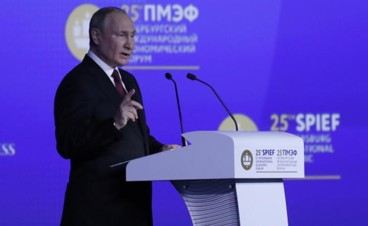 Władimir Putin przemawia podczas Międzynarodowego Forum Ekonomicznego w Petersburgu / autor: PAP/EPA/ANATOLY MALTSEV