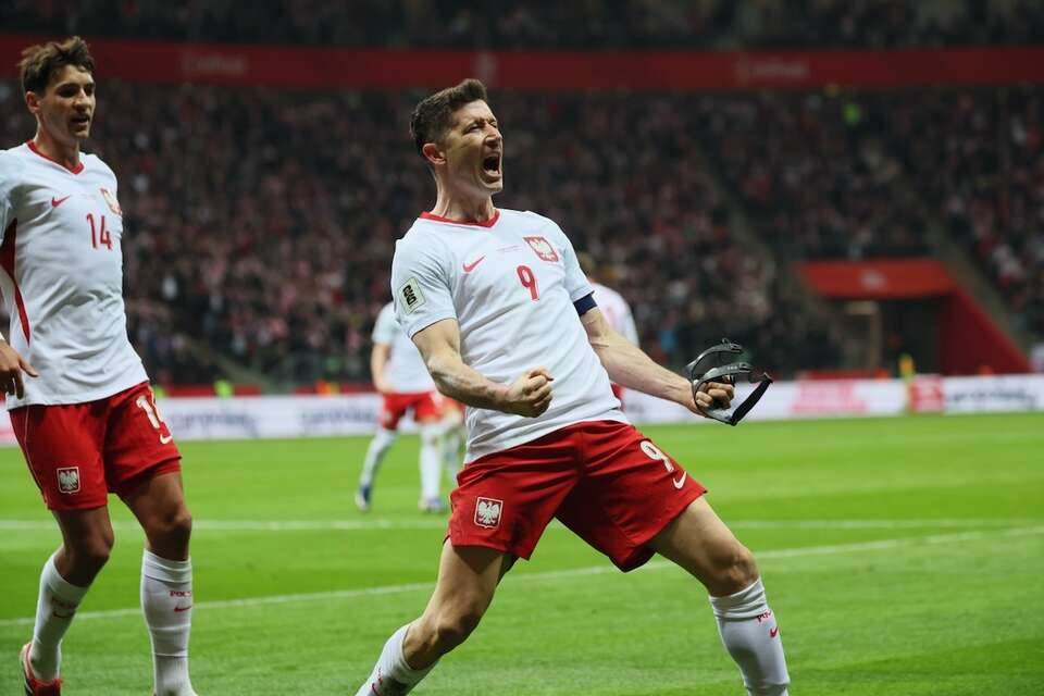 Polak Robert Lewandowski cieszy się z gola podczas barażowego meczu półfinałowego o awans do piłkarskich mistrzostw świata z Albanią. / autor: PAP/Leszek Szymański
