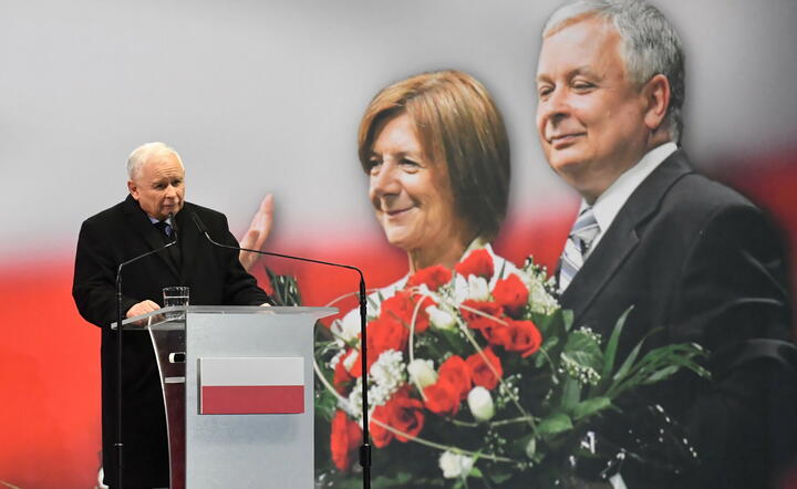 Prezes PiS Jarosław Kaczyński przemawia przed Pałacem Prezydenckim w Warszawie, 10 bm. wieczorem / autor: fotoserwis PAP