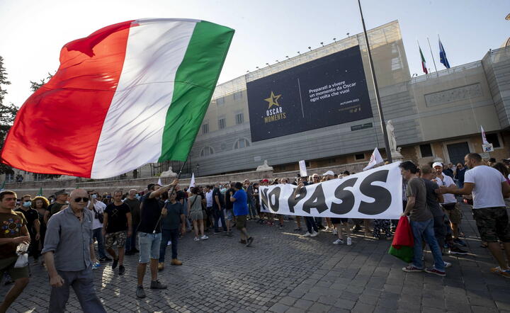 Włochy; protesty przeciw "Green pass" / autor: PAP/EPA/MASSIMO PERCOSSI