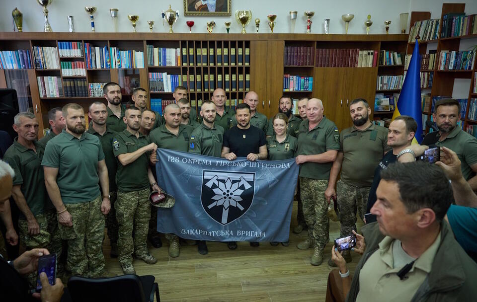 spotkanie prezydenta Ukrainy z żołnierzami wywodzącymi sie z zamieszkującej Ukrainę społeczności węgierskiej / autor: twitter.com/ZelenskyyUa