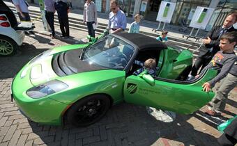 Japończycy kupują "zielone" auta. Rząd japoński wprowadził dotacje na zakup aut ekologicznych