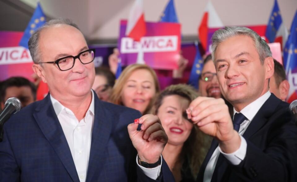 Przewodniczący SLD Włodzimierz Czarzasty (L) oraz lider partii Wiosna Robert Biedroń (P) podczas konwecji SLD i Wiosny / autor:  	PAP/Wojciech Olkuśnik
