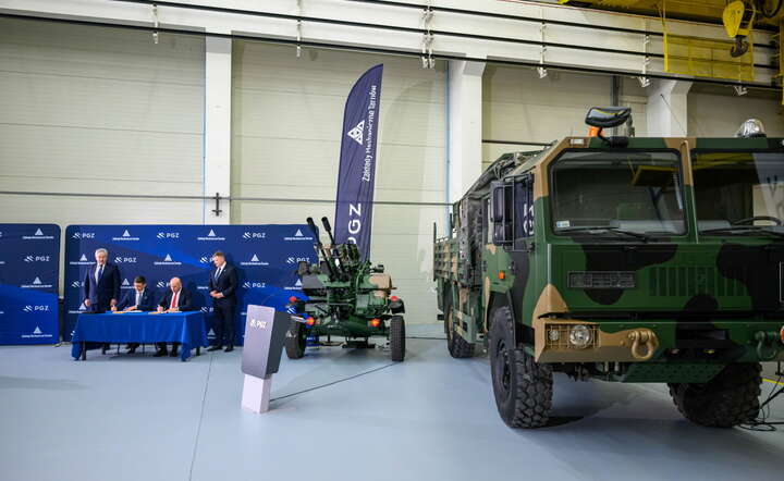 Podpisanie umowy na realizację projektu Inwestycyjnego w Zakładach Mechanicznych „Tarnów” / autor: PAP/Paweł Topolski