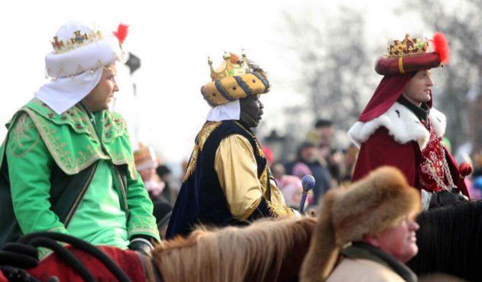 W Warszawie przemarsz Orszaku zakończył się na Placu Piłsudskiego, gdzie ustawiono szopkę bożonarodzeniową i zorganizowano koncert kolęd i pastorałek. Fot. PAP/Paweł Kula 