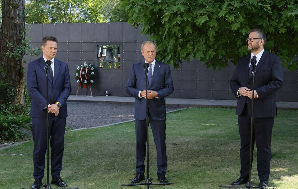 Od lewej: Rafał Trzaskowski, Donald Tusk, Jan Ołdakowski / autor: PAP/Paweł Supernak