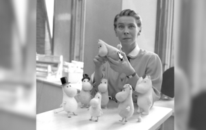 Tove Jansson z Muminkami w 1956 roku / autor: Domena publiczna / Wikimedia /  Reino Loppinen / Lehtikuva - http://hs.mediadelivery.fi/img/1920/ff284f65289e9a6393e44717af6a09b6.jpg