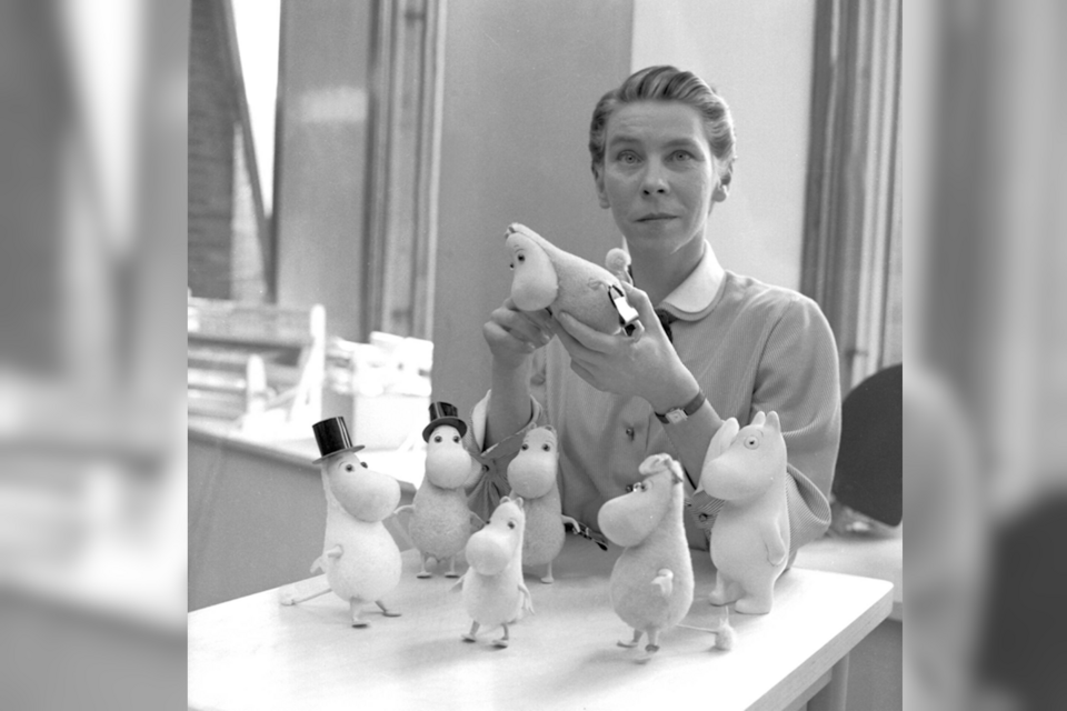 Tove Jansson z Muminkami w 1956 roku / autor: Domena publiczna / Wikimedia /  Reino Loppinen / Lehtikuva - http://hs.mediadelivery.fi/img/1920/ff284f65289e9a6393e44717af6a09b6.jpg
