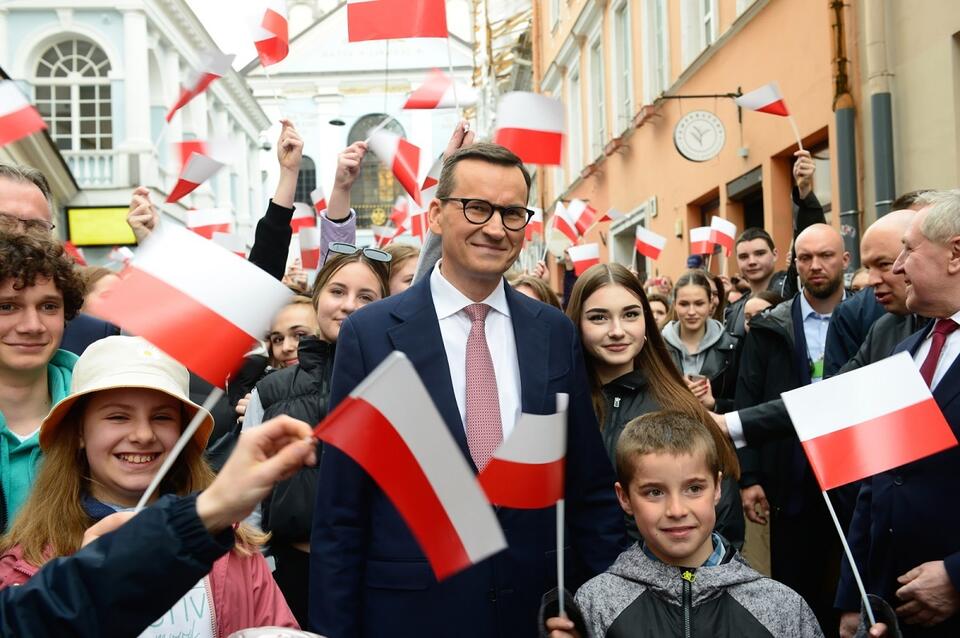  Premier Mateusz Morawiecki (C) podczas spaceru ulicą Ostrobramską w Wilnie / autor: PAP/Valdemar Doveiko