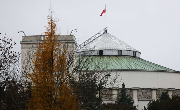 KO traci poparcie. Sondaż: Dwie partie poza Sejmem