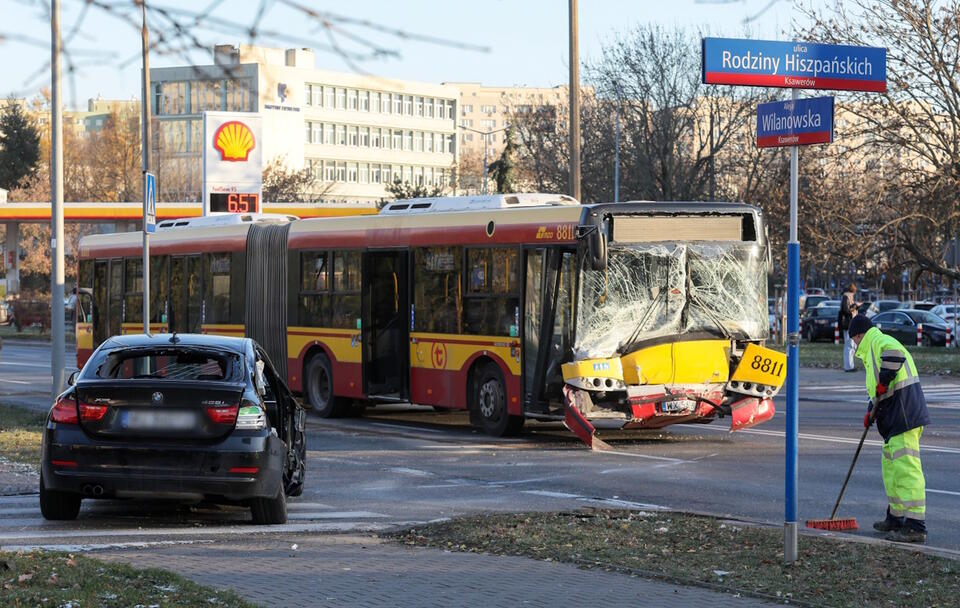 Miejsce wypadku w Alei Wilanowskiej przy ulicy Rodzin Hiszpańskich w Warszawie / autor: PAP/Paweł Supernak