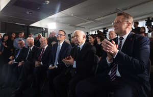 Kierownictwo PiS podczas debaty programowej „Myśląc Polska – Alternatywa 2.0 – Gospodarka i Finanse” w stołecznym biurowcu Zebra Tower / autor: PAP/Albert Zawada