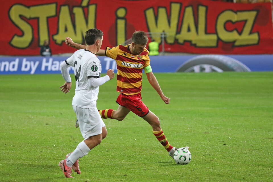 Piłkarz Jagiellonii Białystok Jesus Imaz (C) i Vincenzo Polito (P) z Hamrun Spartans FC podczas meczu 1. kolejki Ligi Konferencji. / autor: PAP/Artur Reszko