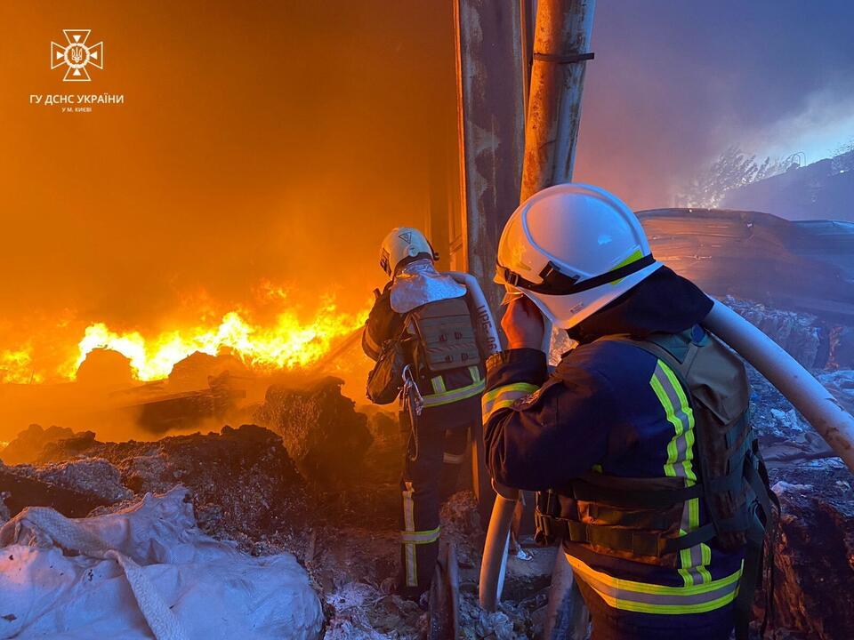 Strażacy dogaszają pożar po ataku rakietowym w centrum Kijowa, 10 bm. W wyniku porannych ataków osiem osób poniosło śmierć, a 24 zostały ranne. W mieście obowiązuje alarm przeciwlotniczy. Nie działa komunikacja miejska / autor: PAP/Państwowa Służba Ukrainy ds. Sytuacji Nadzwyczajnych Ukrainy