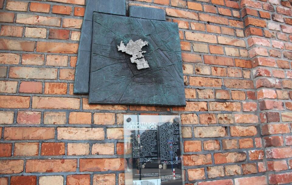 Mur getta warszawskiego i kontury getta / autor: Fratria