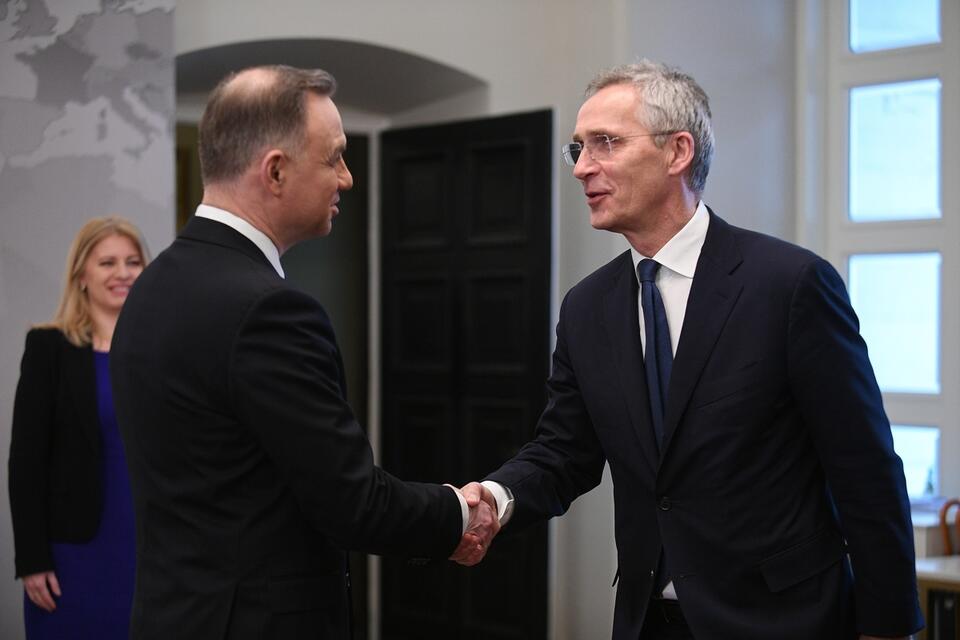 Prezydent RP Andrzej Duda (L) i sekretarz generalny NATO Jens Stoltenberg (P) podczas powitania, przed obradami szczytu państw Bukaresztańskiej Dziewiątki. / autor: PAP/Marcin Obara