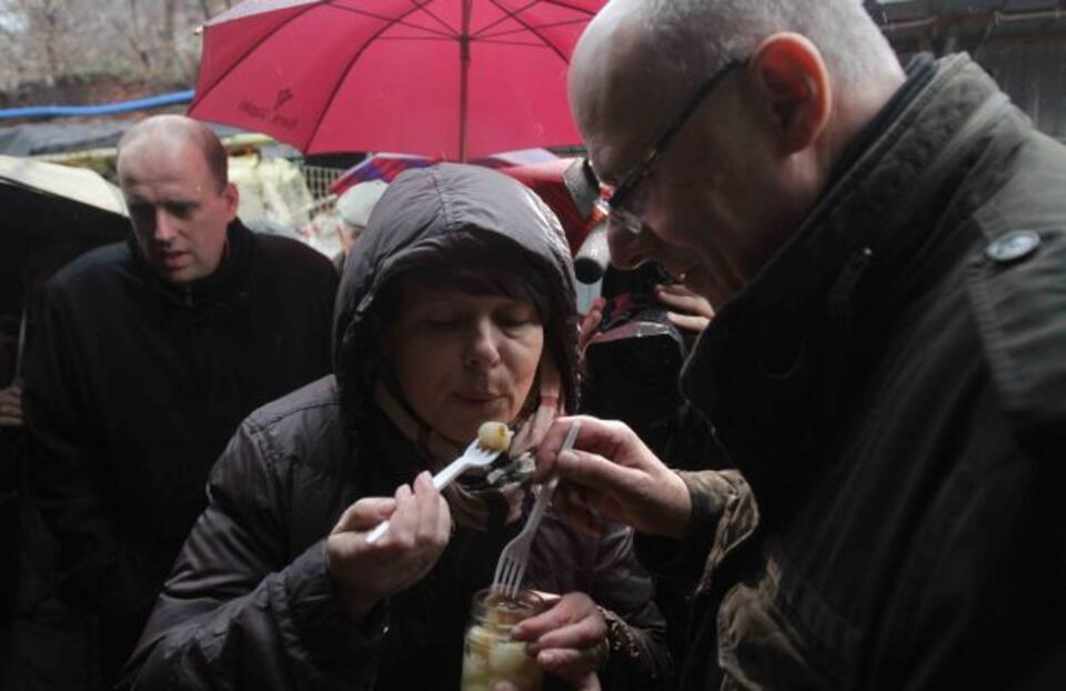 Ilona Łepkowska i Czesław Bielecki w czasie kampanii na Bazarze Różyckiego w Warszawie. Fot.PAP