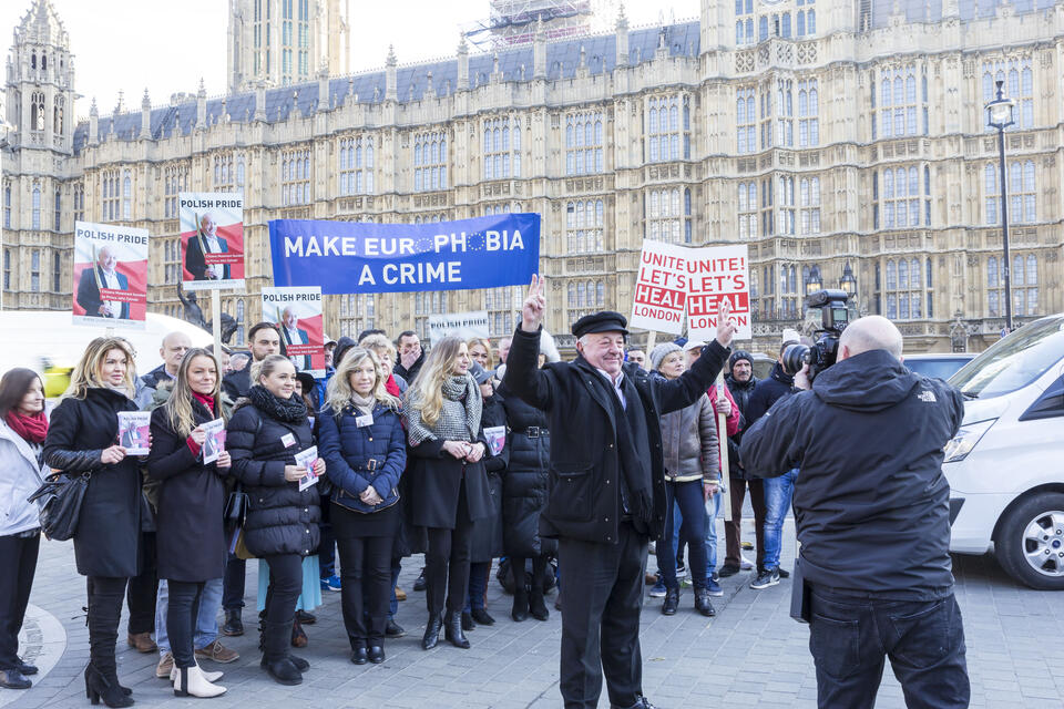 Jan Żyliński ze zwolennikami podczas wczorajszej demonstracji przed siedzibą brytyjskiego parlamentu / autor: Marian Warzocha