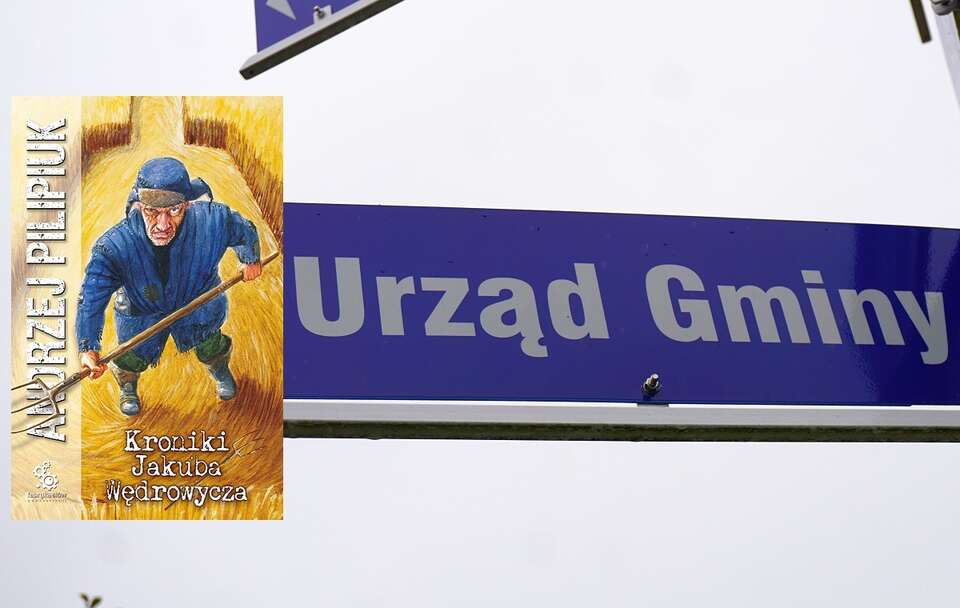 zdjęcie ilustracyjne w tle - tabliczka "Urząd Gminy", w miniaturze okładka książki "Kroniki Jakuba Wędrowycza" autorstwa Andrzeja Pilipiuka, wyd. Fabryka Słów  / autor: Fratria, fabrykaslow.com.pl