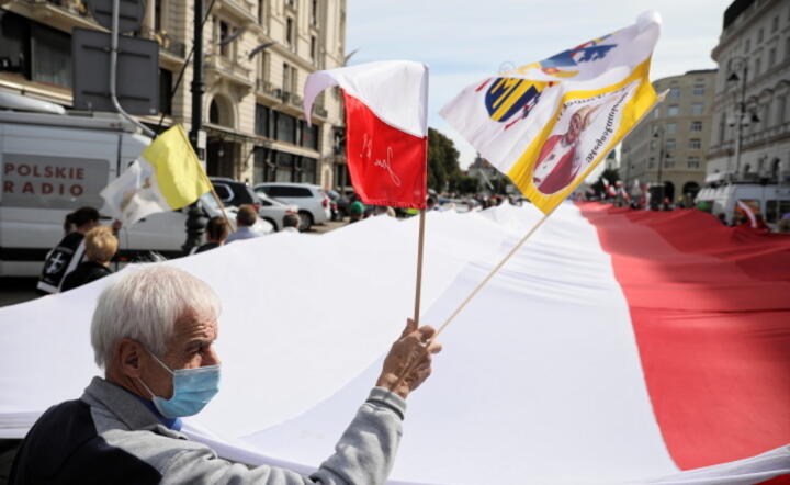 Uczestnik Marszu dla Życia i Rodziny pod hasłem 'Wspólnie brońmy rodziny' / autor: PAP/Leszek Szymański