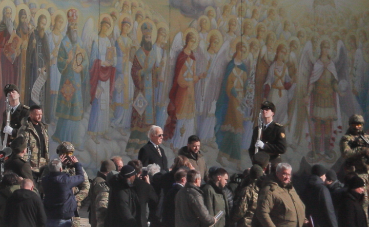 Prezydent Ukrainy Wołodymyr Zełenski i prezydent USA Joe Biden  przechodzą obok katedry św. Michajłowskiego w Kijowie  / autor: PAP/EPA/SERGEY DOLZHENKO