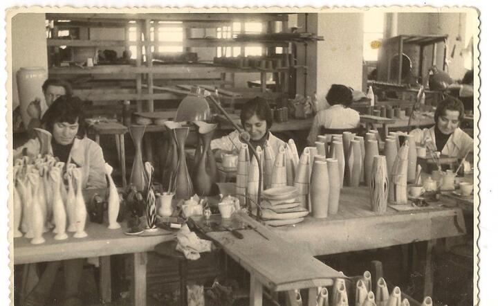 Fabryka Porcelany w Ćmielowie obchodziła niedawno 225-lecie działalności, na zdjęciu malarnia, lata 60. XX wieku, fot. http://www.as.cmielow.com.pl/ 
