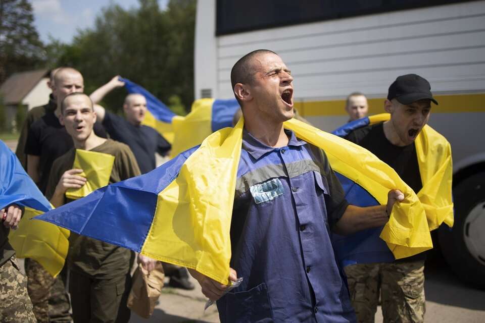 na zdj. powrót ukraińskich żołnierzy z rosyjskiej niewoli / autor: PAP/EPA/UKRAINE PRESIDENTIAL PRESS SERVICE / HANDOUT