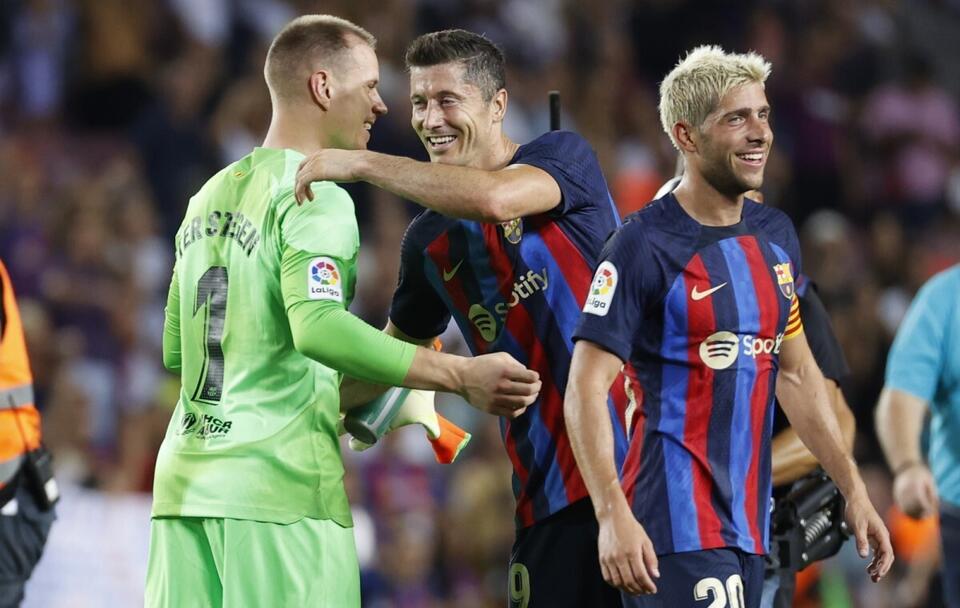 Robert Lewandowski z kolegami z drużyny po meczu FC Barcelona-Real Valladolid / autor: PAP/EPA/Toni Albir