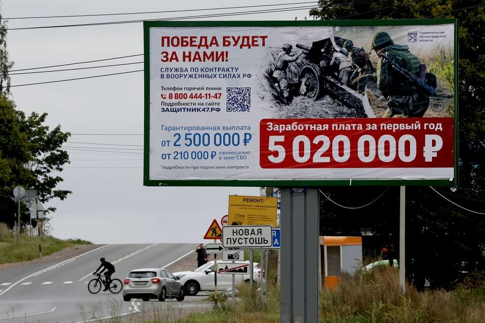 Billboard reklamujący kontrakt na służbę wojskową z hasłem „Zwycięstwo będzie nasze” w Rosji / autor: PAP/EPA