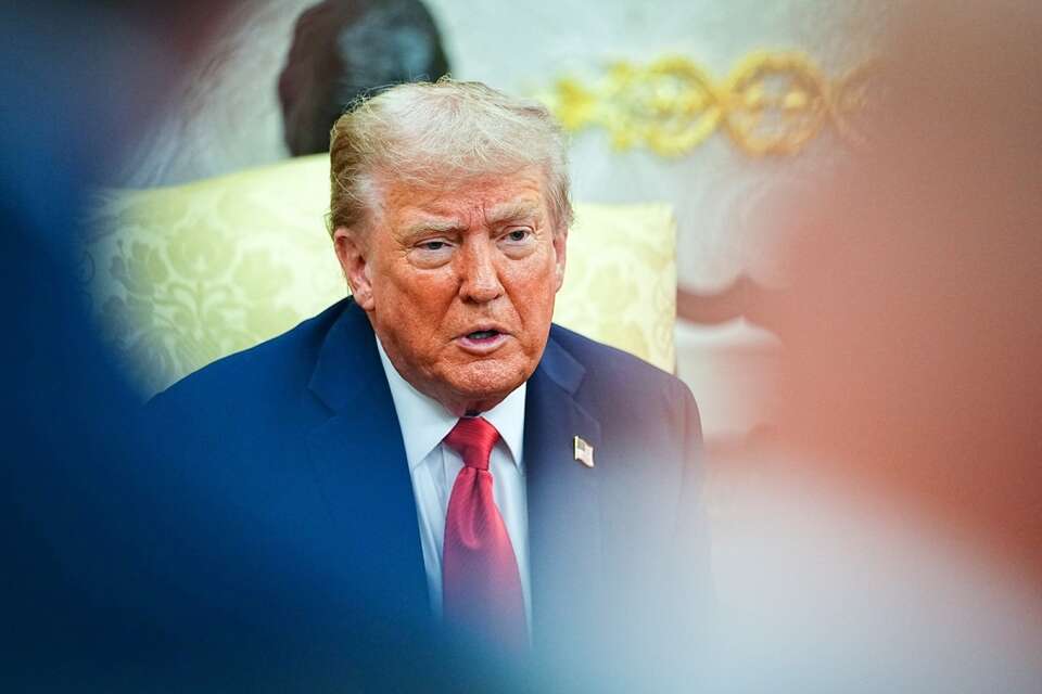 Prezydent USA Donald Trump podczas spotkania w prezydentem Karolem Nawrockim, Gabinet Owalny Białego Domu / autor: PAP/EPA/AARON SCHWARTZ / POOL