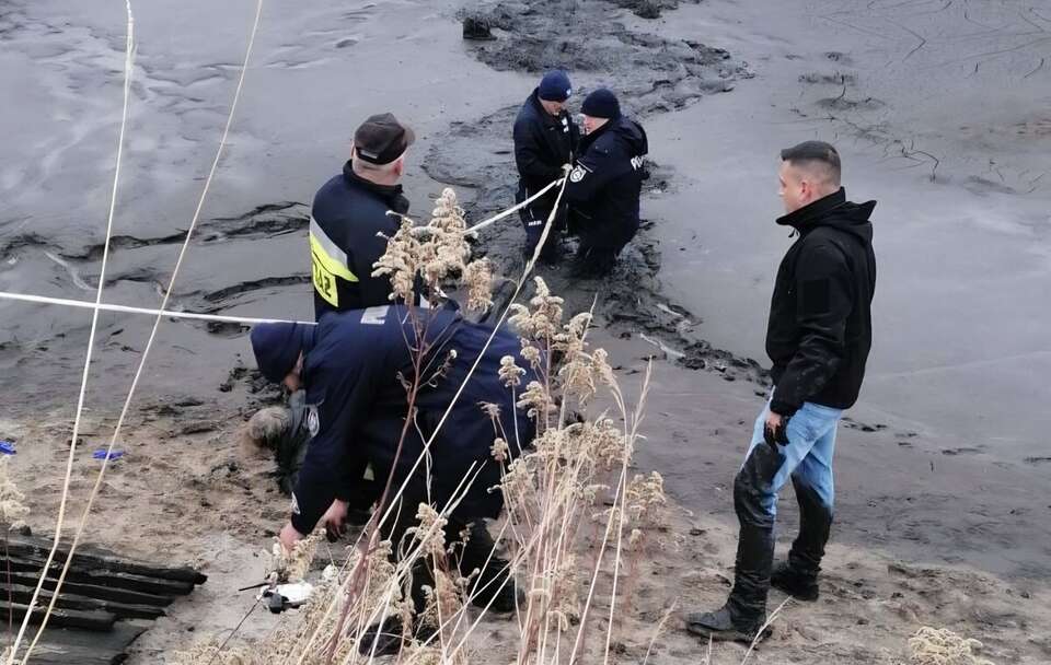 Funkcjonariusze natychmiast wyciągnęli kobietę na brzeg / autor: KPP Lubaczów