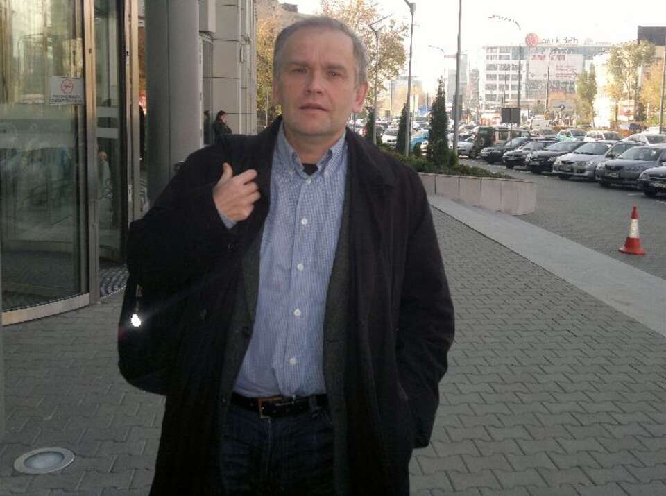 Piotr Zaremba przed redakcją "Rz" i "Uważam rze". Fot. wPolityce.pl