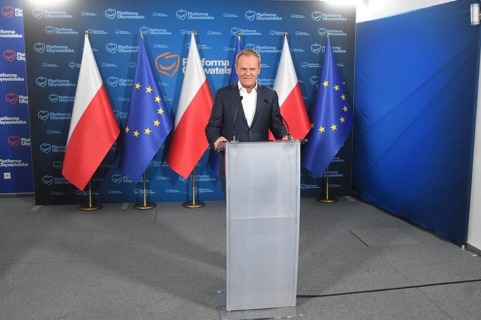 Przewodniczący Platformy Obywatelskiej Donald Tusk na konferencji prasowej w Biurze Krajowym PO w Warszawie. / autor: PAP/Radek Pietruszka