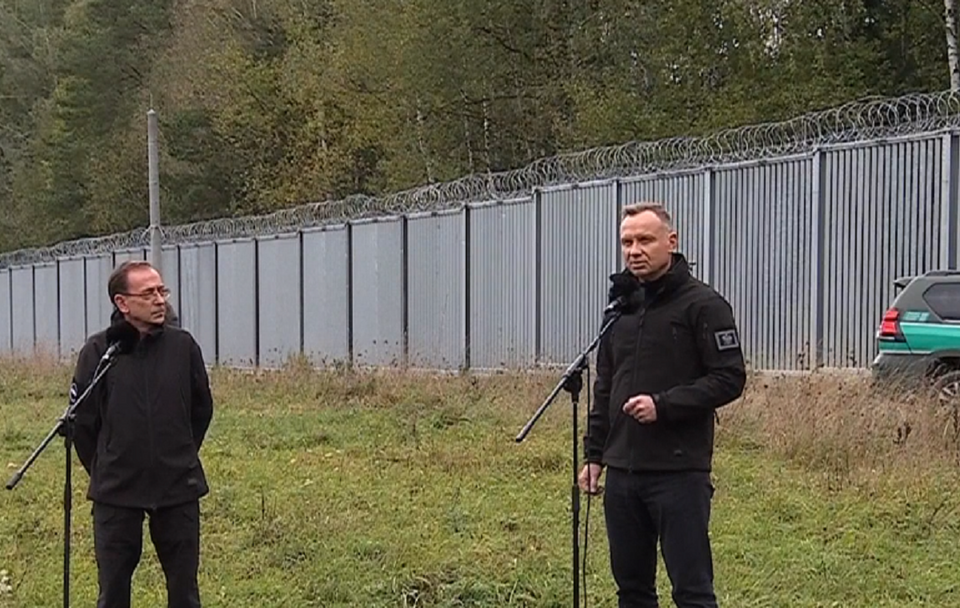 Szef MSWiA i prezydent RP na granicy z Białorusią / autor: TVP Info