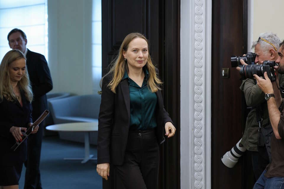Katarzyna Pełczyńska-Nałęcz w drodze na posiedzenie rządu w KPRM w Warszawie / autor: PAP/Paweł Supernak