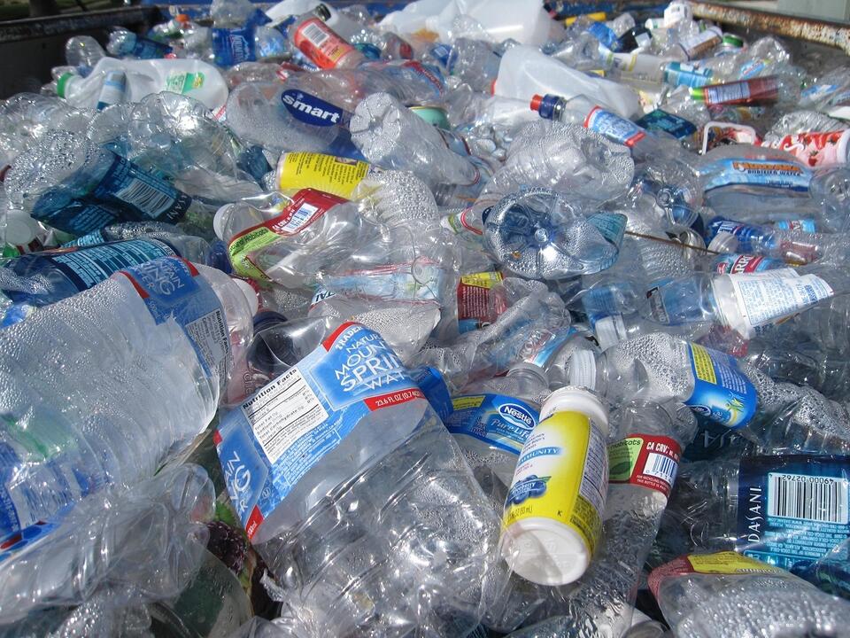 plastikowe butelki / autor: Wikimedia